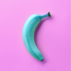 Banane bleue sur fond rose