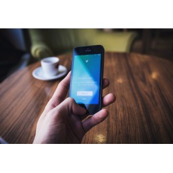 Un téléphone mis sur l\'application twitter pour illustrer la nouvelle fonctionnalité du Réseau Social