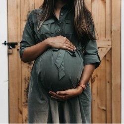 Femme enceinte tenant son ventre