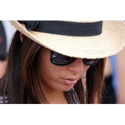 Chapeau, crème solaire et lunettes pour une protection maximale