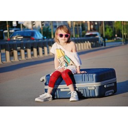 enfant sur une valise