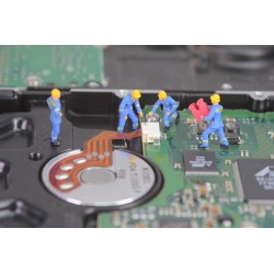 Techniciens sur un disque dur