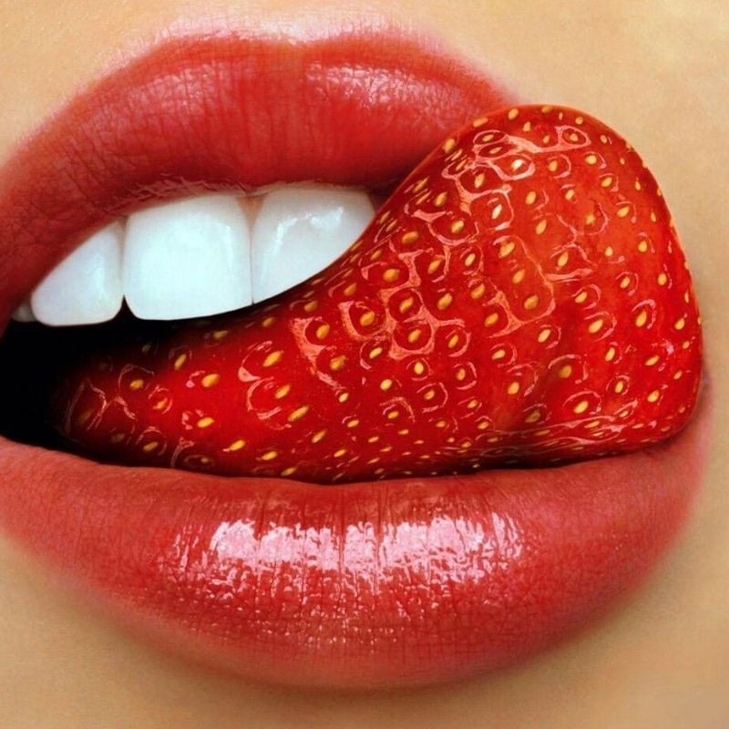 bouche langue fraise