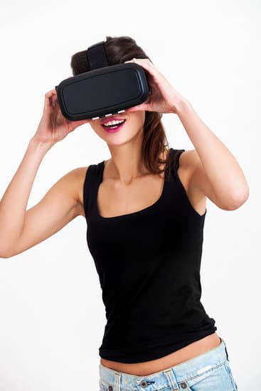 Une femme portant un casque réalité virtuelle